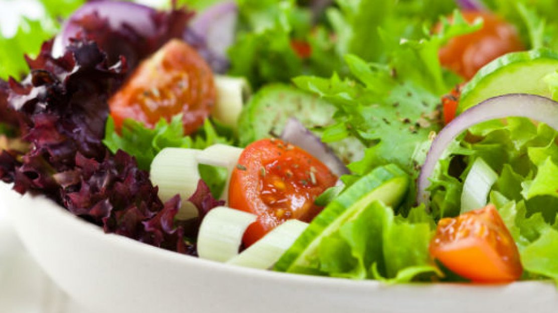 Peste jumătate dintre români sar peste mese și mănâncă mai puțin din cauza sărăciei: un semnal de alarmă grav pentru țară.