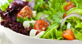 Peste jumătate dintre români sar peste mese și mănâncă mai puțin din cauza sărăciei: un semnal de alarmă grav pentru țară.