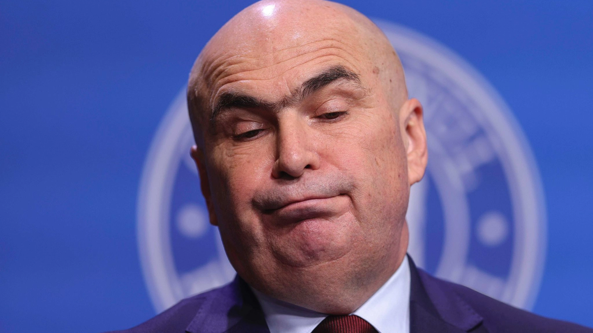 „Marea Tăiere” a Guvernului Bolojan a început. Salarii amputate, taxe explozive și un viitor sumbru pentru clasa de mijloc.