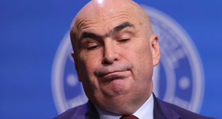 „Marea Tăiere” a Guvernului Bolojan a început. Salarii amputate, taxe explozive și un viitor sumbru pentru clasa de mijloc.