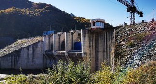 ONG-urile blochează din nou Barajul Mihăileni. Milioane de euro din banii românilor, aruncate pe apa sâmbetei de „salvatorii” planetei!